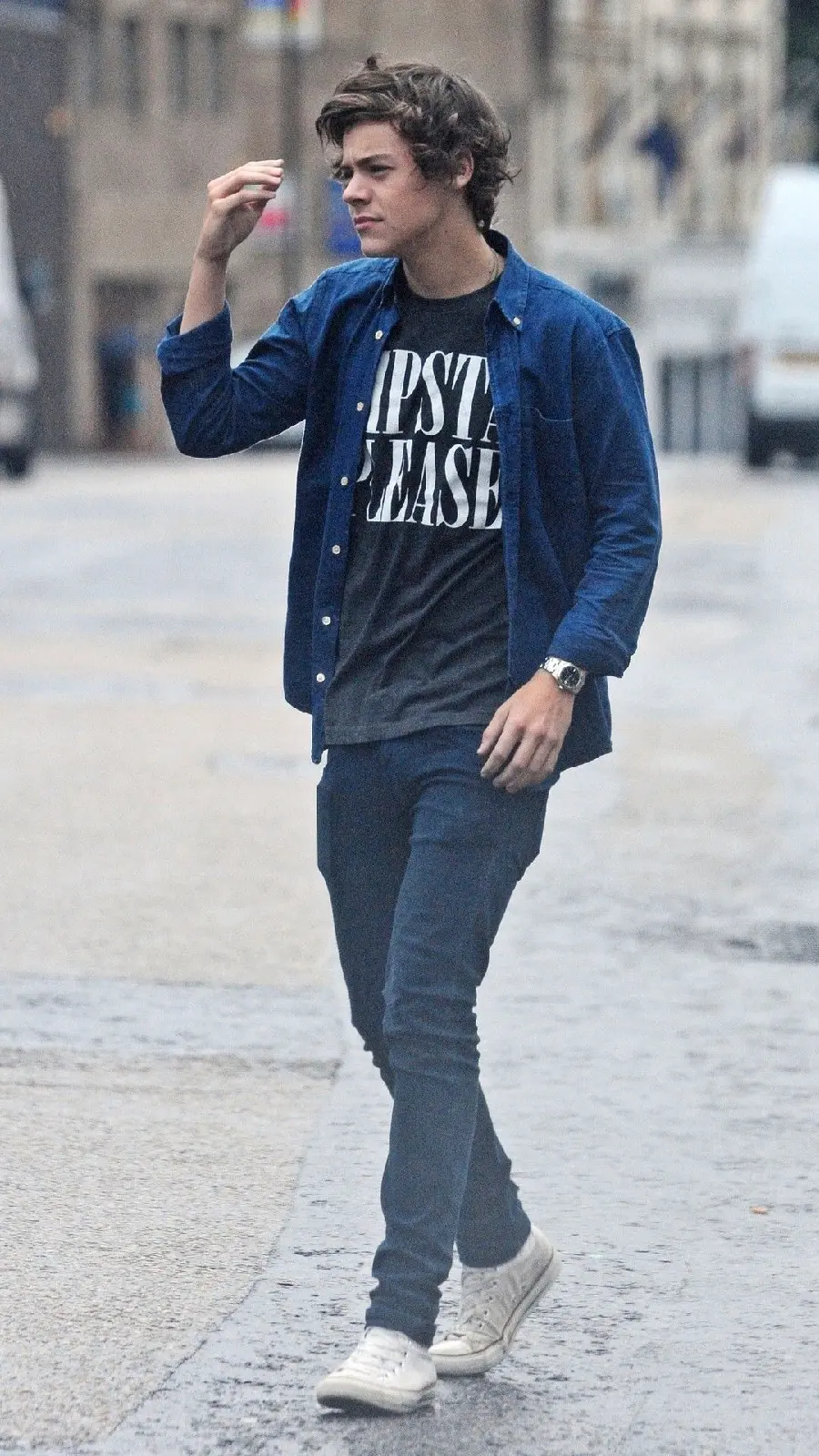 Harry Styles's cool photo with a sporty look on the street