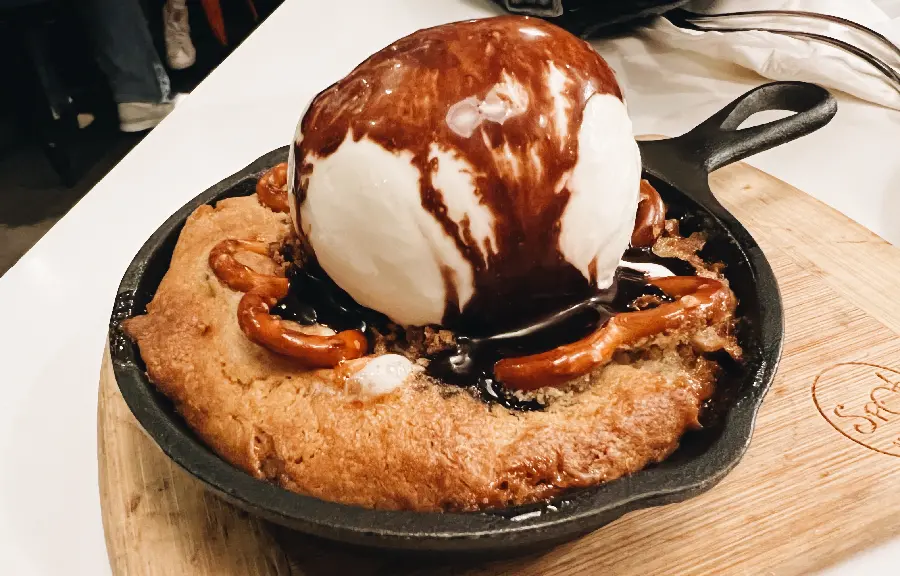 Popular dessert image of ice cream cake for Instagram with dream quality