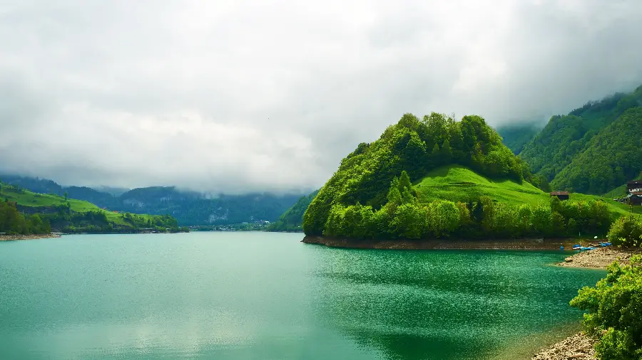 A spectacular photo of a lake in Switzerland