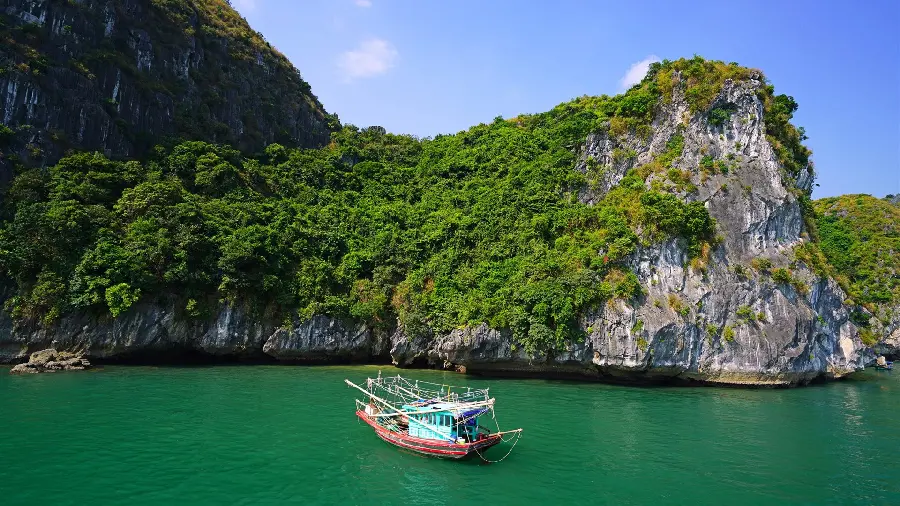 4k photo of a boat in the blue-green sea for the profile of nature lovers 