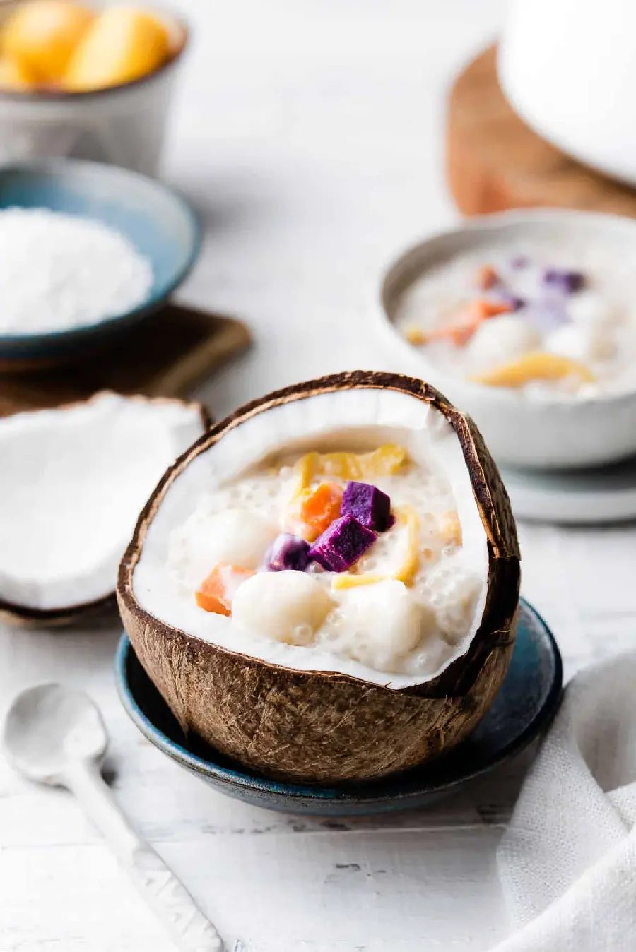 The most popular photo of the coconut shell dessert in the world suitable for Instagram