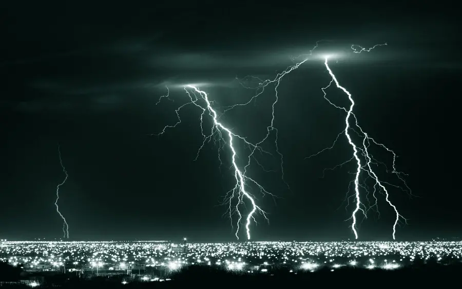 Interesting picture of beautiful lightning above the beautiful city 