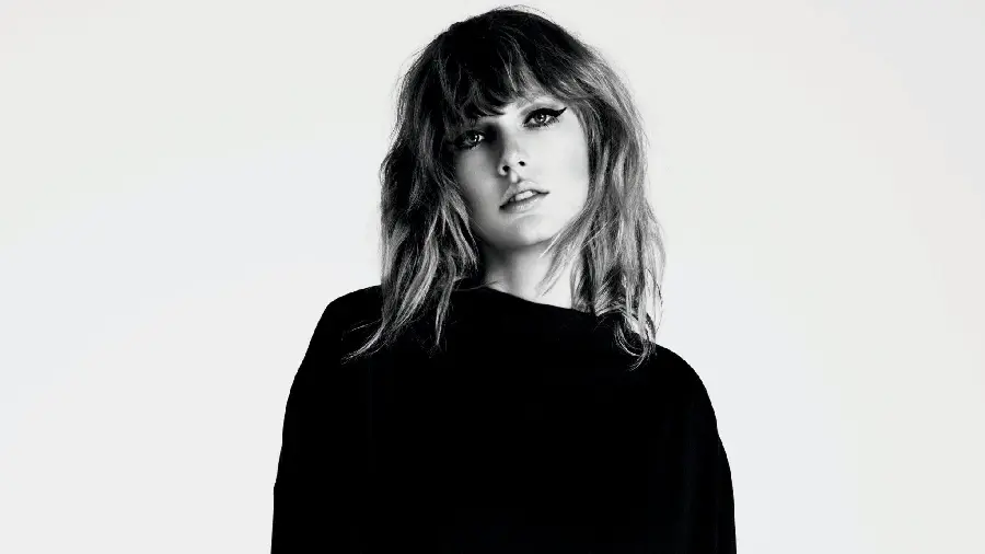 Black and white attractive picture of Taylor Swift for editing fanpage
