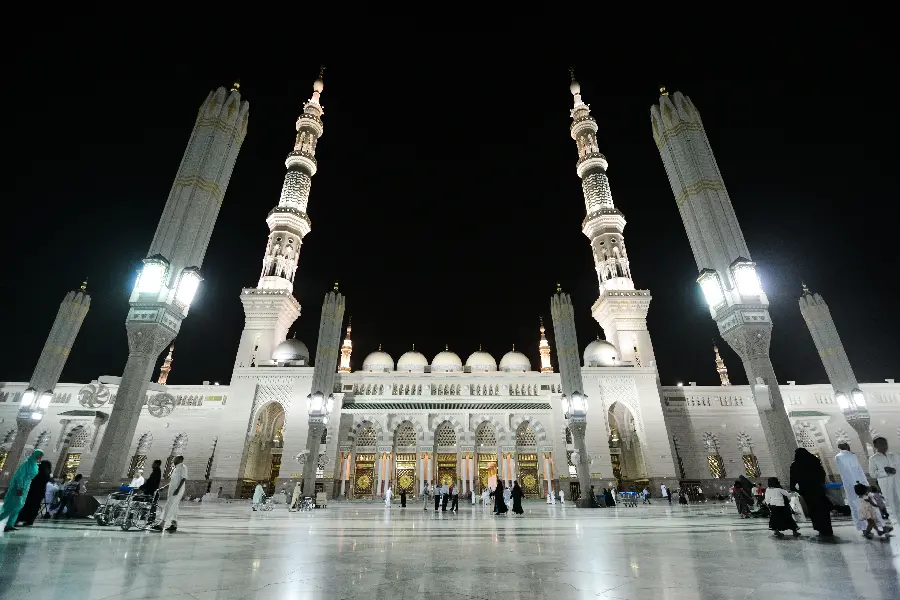 Image inside the mosques of Mecca and Medina for pilgrims' research 1402