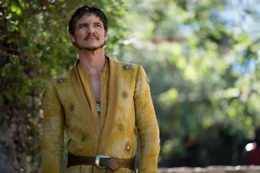 Download Pedro Pascal's photo in a yellow dress in Game of Thrones 
