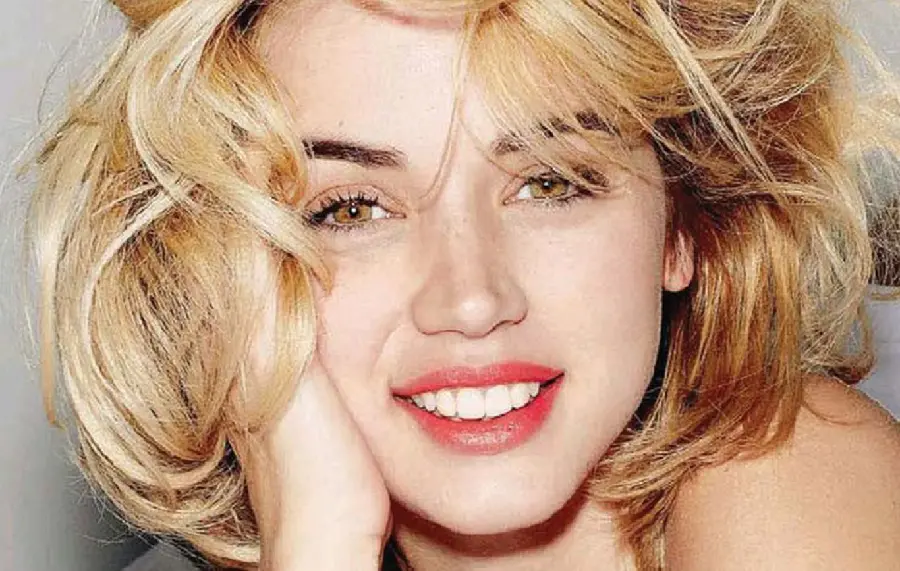Popular picture of Ana de Armas laughing with hair Blonde