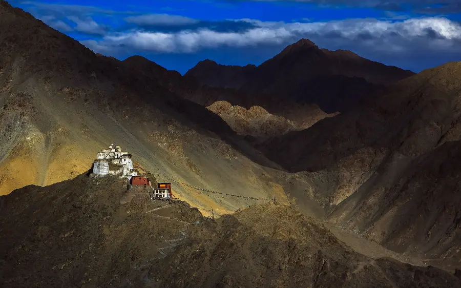 Download the picture of the wonders of Tibet from the white temple on the high mountain
