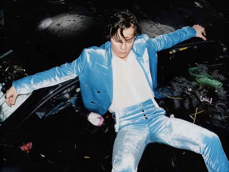 Spectacular 4K image of Harry Styles with an interesting blue hat