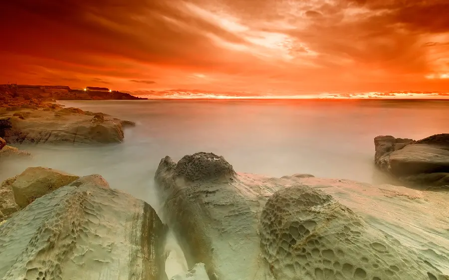 Strange photo of the sea with a green-red theme suitable for WhatsApp profiles
