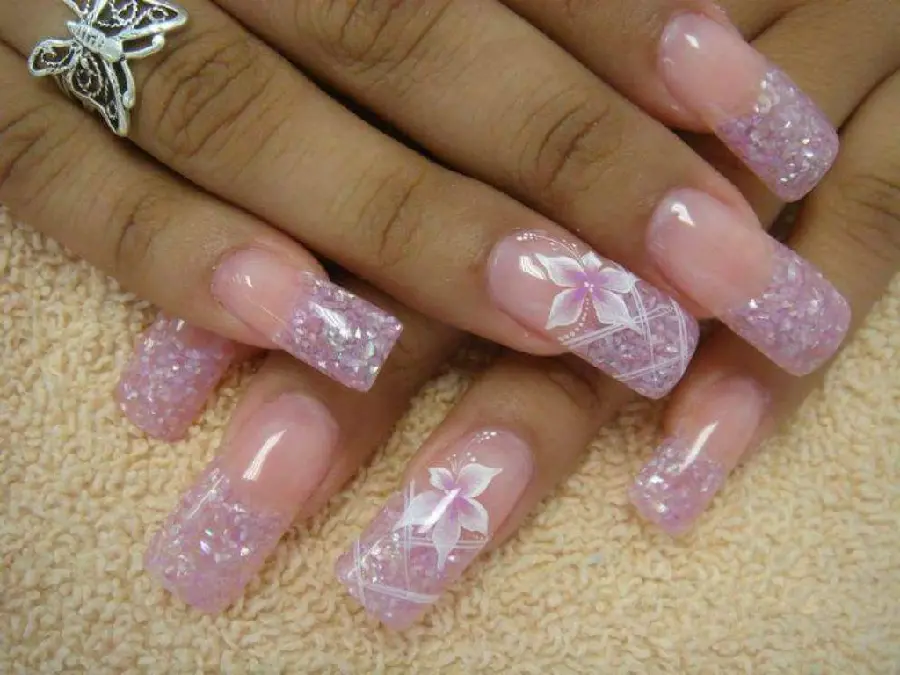 Attractive pink nail art with Flowers and wreaths suitable for brunettes