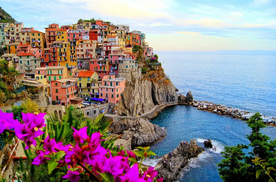Photos of colorful houses with purple flowers suitable for tablet wallpaper 
