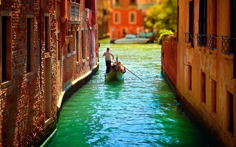 Photo of Venice and a type of narrow gondola rowing boat