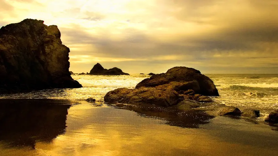Ideal sea background with full hd quality for all types of laptops