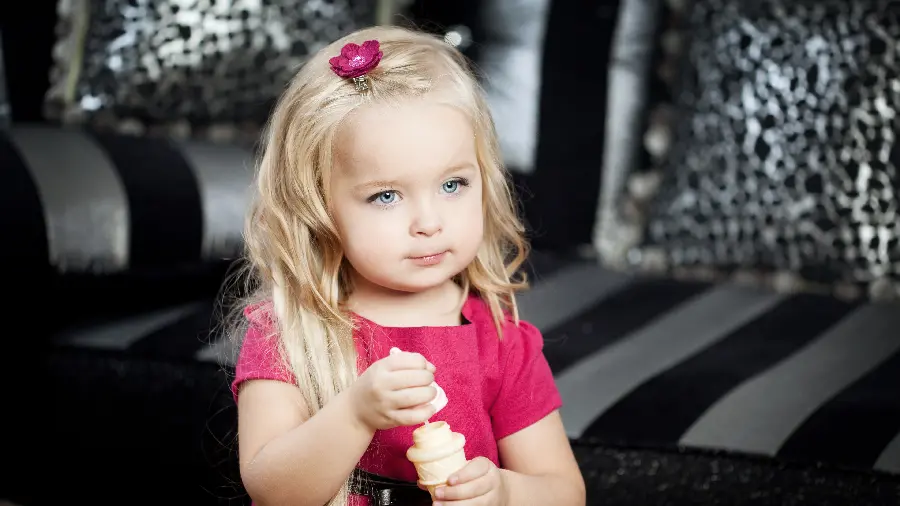 Beautiful baby girl wallpaper photo
