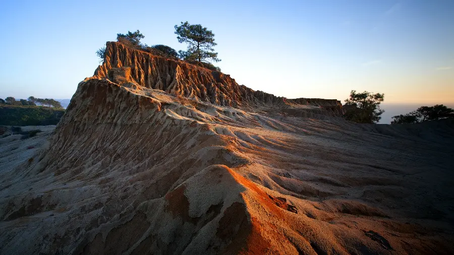 Free download 4K computer background of a special triangular hill
