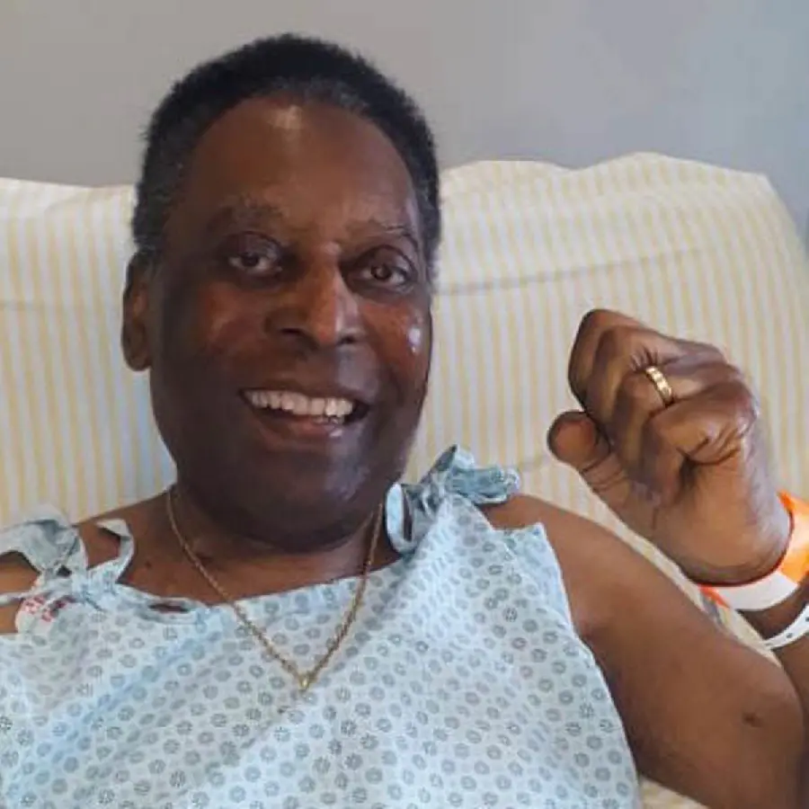 The last photo of Pele in a hospital bed before his death on 8 January 1401