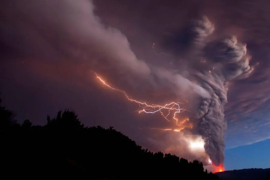 Amazing tornado and lightning wallpaper download