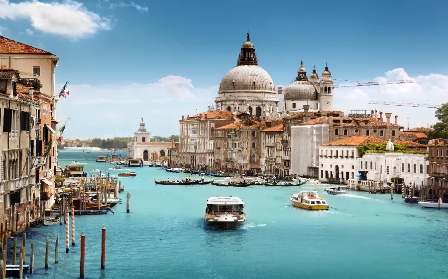 A very beautiful picture of the city without cars, Venice