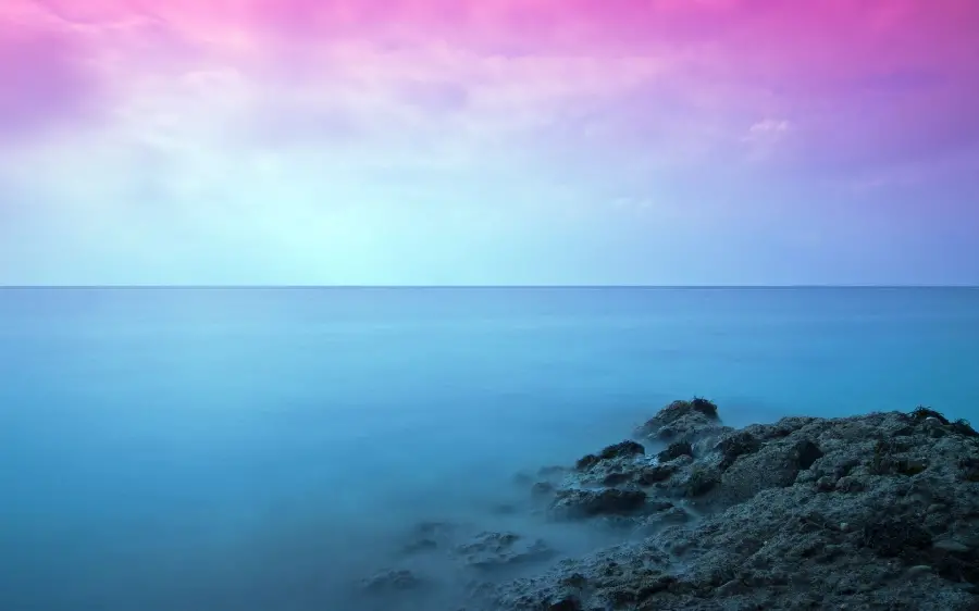 Download dreamy sea image under pink sky without text