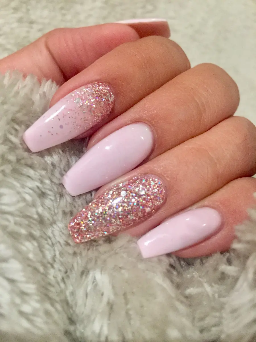 Girly nail design in pink with a special wreath