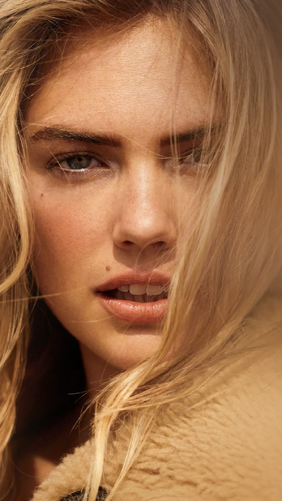 Background of an attractive and blonde foreign girl with a poetic mole suitable for iPhone