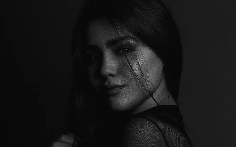 The cutest black and white profile picture for girls for Telegram and WhatsApp