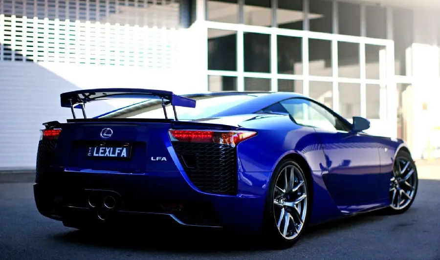 Young Lexus IS Photo