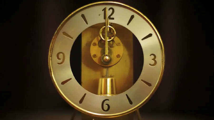 Download a dreamy photo of a gold clock for Windows 11 background