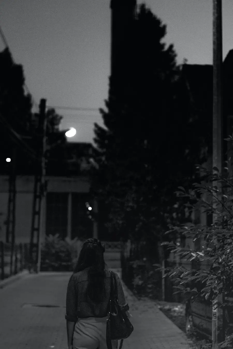 Full HD profile picture of a lonely girl on the street