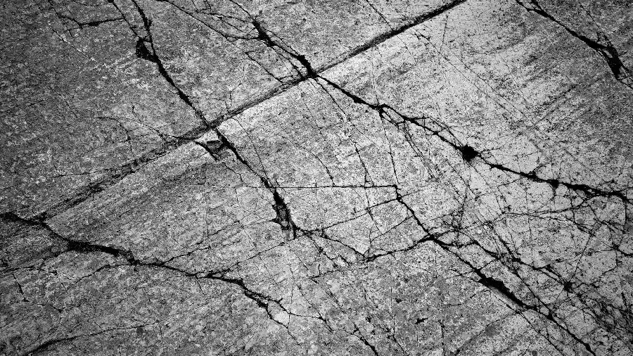 Ready PBR material with a very spectacular cracked gray stone design