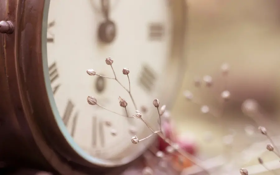 Girly Melih Background with Clock Design in Very Good Quality