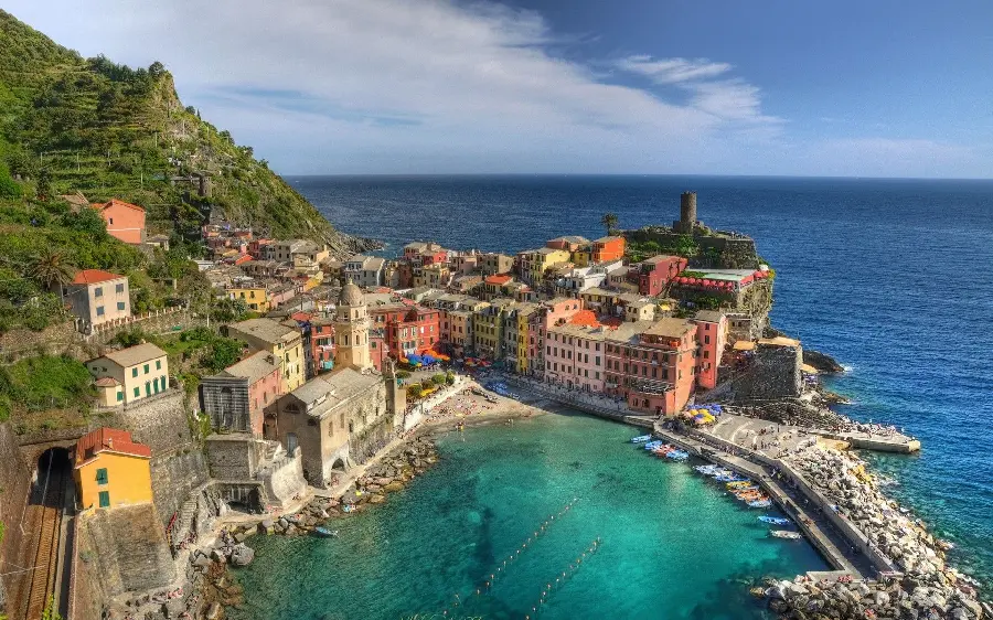 Beautiful and spectacular wallpaper of a beautiful lake in the middle of interesting houses in Italy