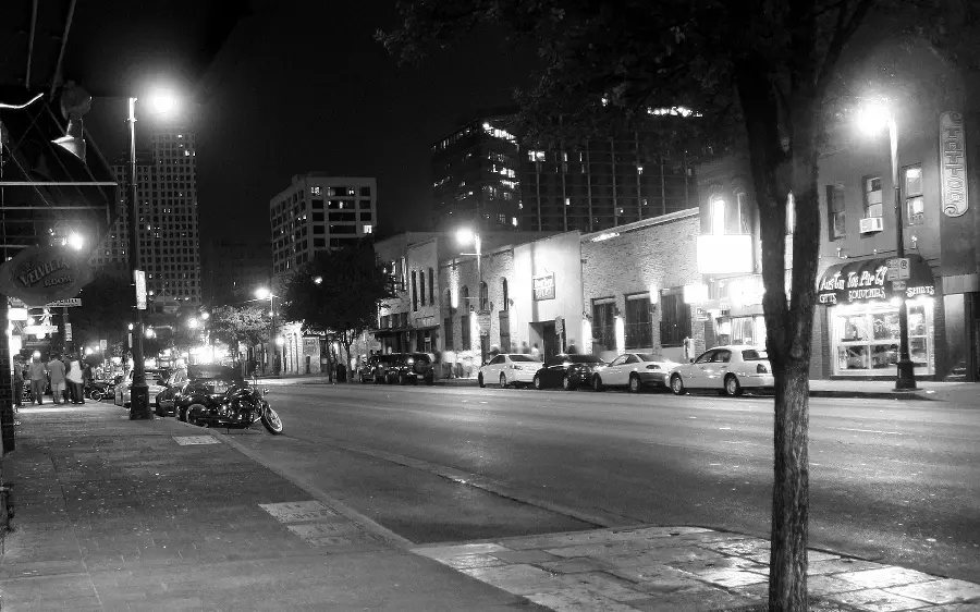 Download a dreamy black and white photo of a lonely street at night