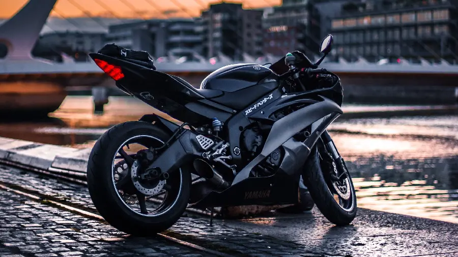 Black YAMAHA Sports Heavy Motorcycle Photo