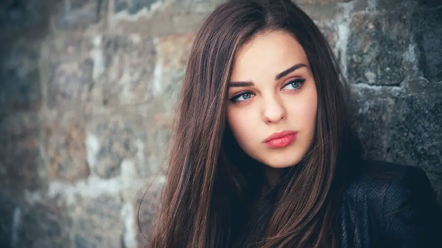 The most popular girly profile picture for stylish brown-haired women