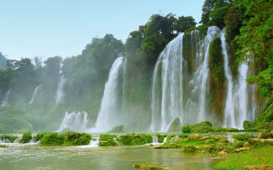 A spectacular wallpaper of a large and beautiful waterfall in India in amazing quality