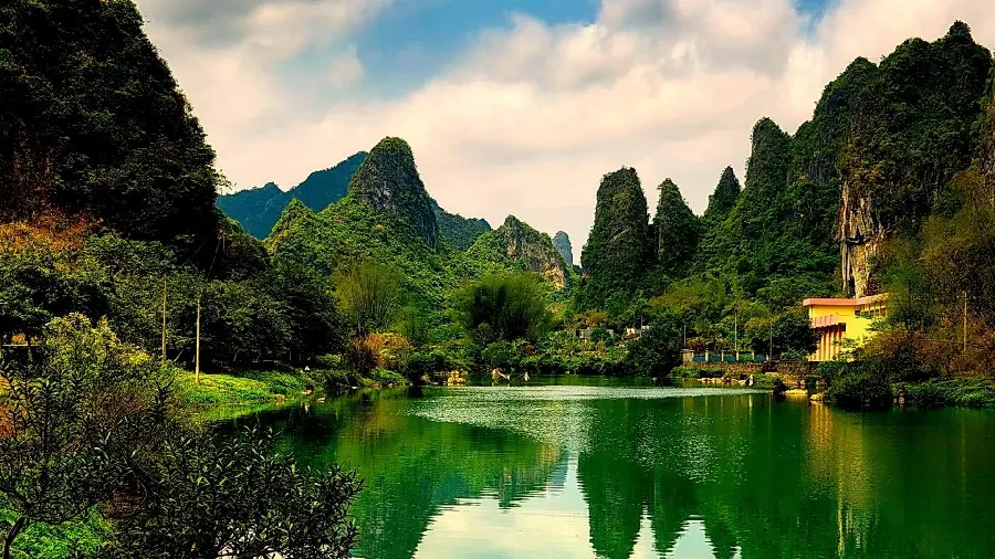 Spectacular green nature background image suitable for Windows 10