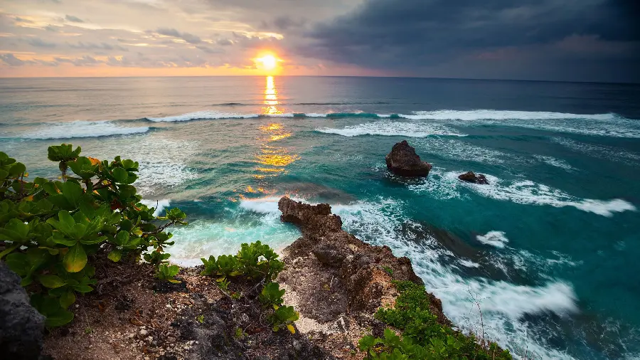 Photo of sunlight shining over the sea on the island of Bali hd