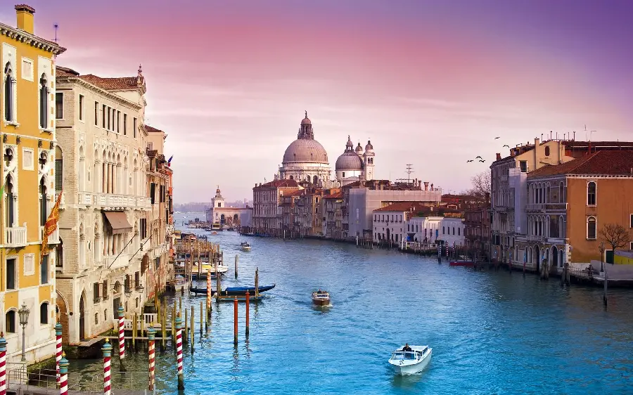 Attractive photo of water and beautiful houses next to it in Italy 