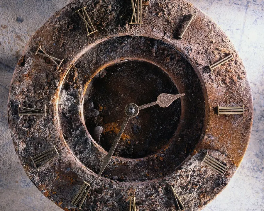 The most viewed photo of an old worn and rusty clock in HD quality
