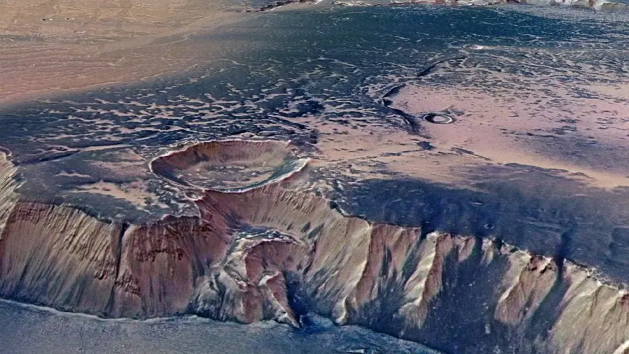 The best photo of the cratered surface of Mars for astronomy friends