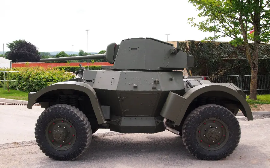 Download Cool Wallpaper of Small Tank from Side Angle 4K
