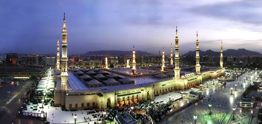 Download Wallpaper of the Prophet's Mosque with beautiful garlands