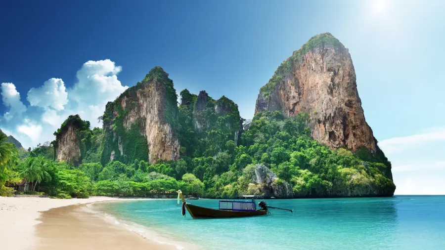 Image of the coast of Bali with interesting high cliffs
