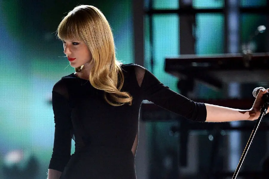 Type Taylor Swift's super beautiful black dress in concert