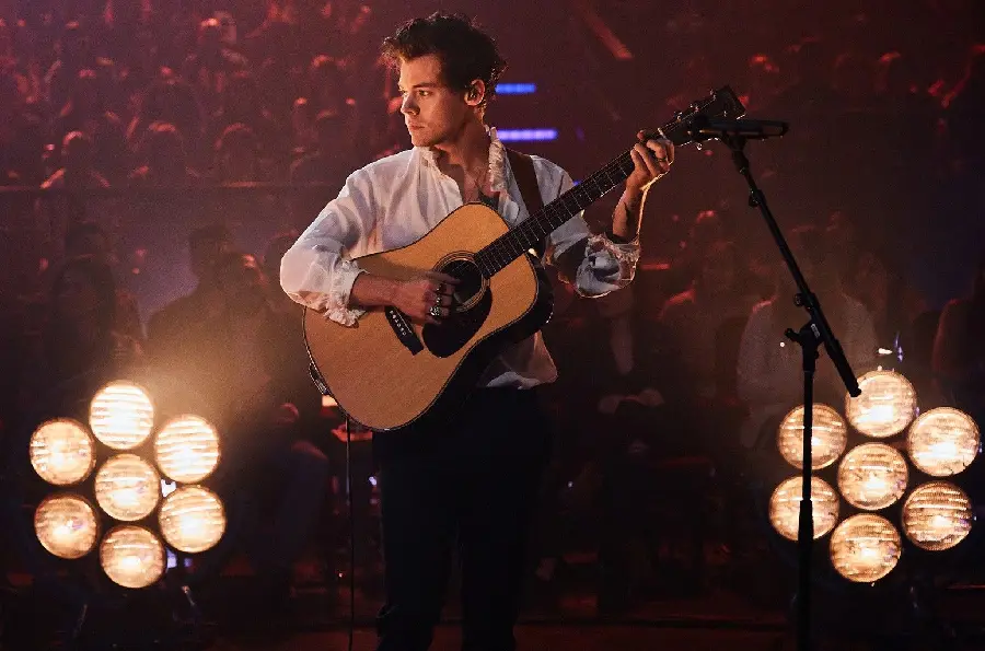 Harry Styles' dreamy guitar playing at his own concert