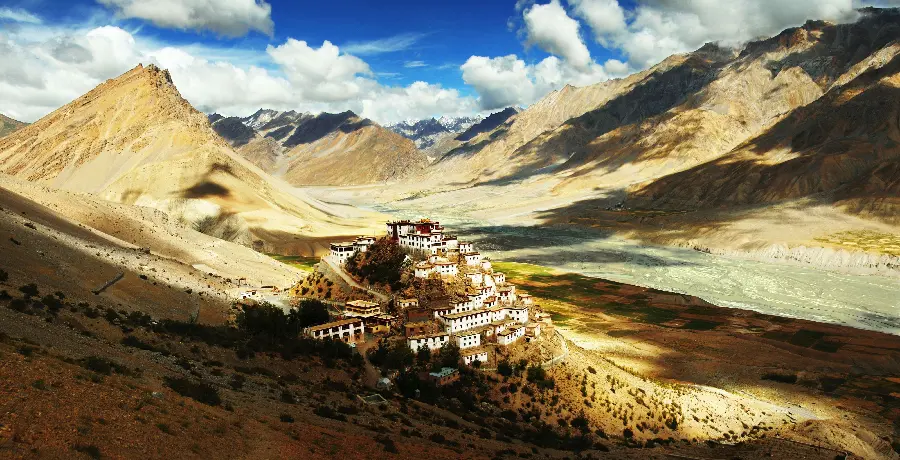 Picture of a temple in Tibet with a white building and many rooms