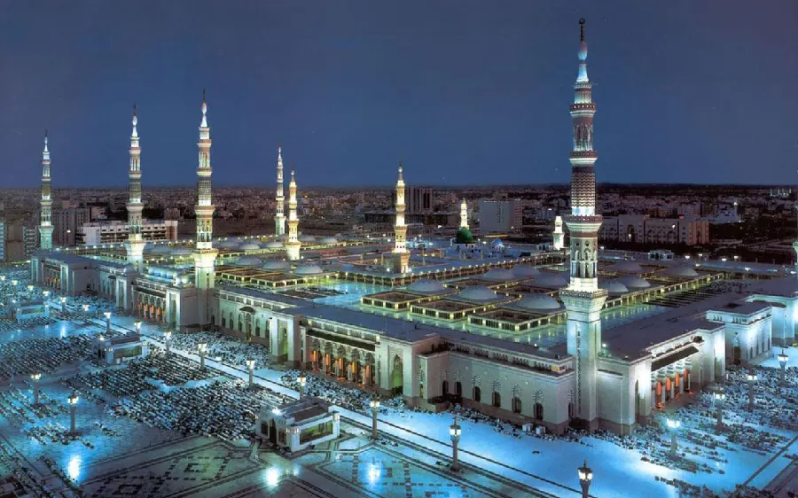 Light image of the Medina Mosque suitable for desktop