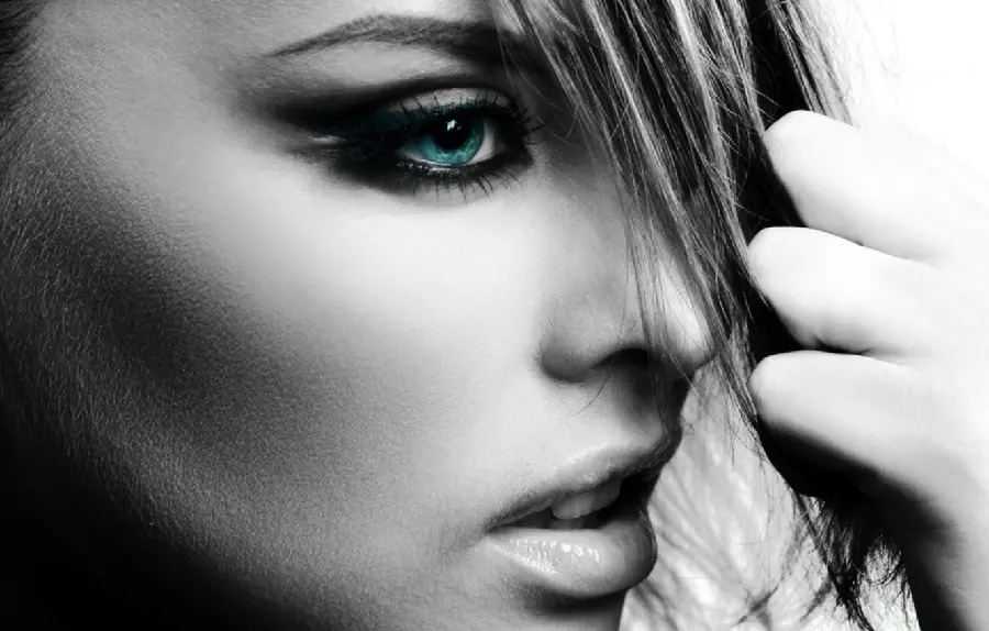 The best black and white portrait of an attractive girl suitable for blue-eyed profiles 4K