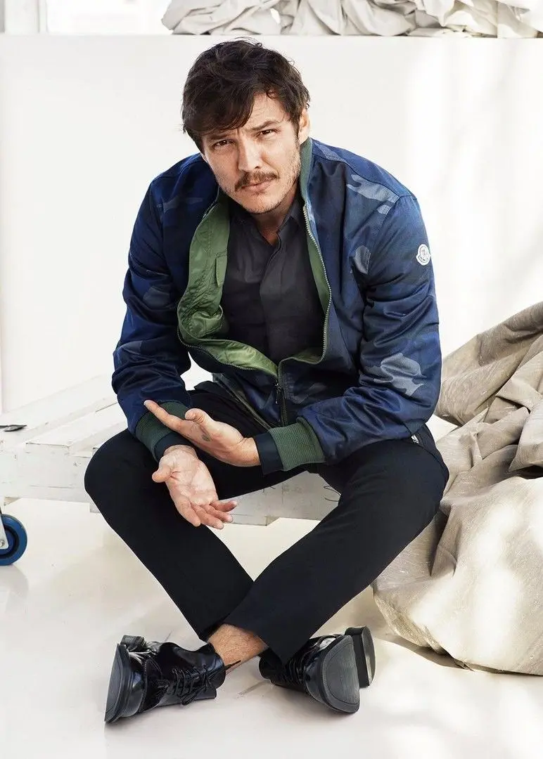 The most attractive photo of Pedro Pascal with a jacket and a penetrating look 2023